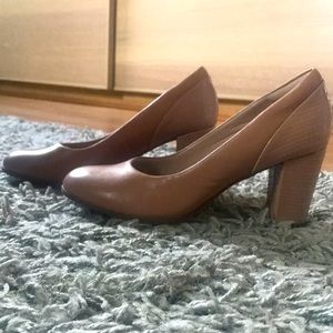 Clarks 7 nude heels rounded toe snake skin chunky